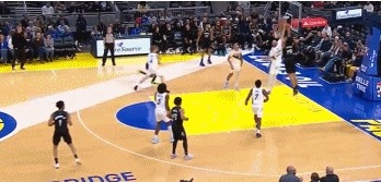 世界杯app下载-平地起惊雷！贝兰热持球突破 一飞冲天力压赫夫暴力隔扣